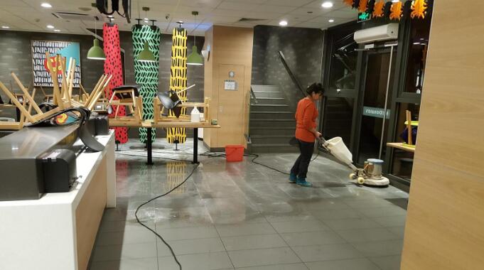 承接武漢麥當勞店的地面打磨保潔服務(wù)